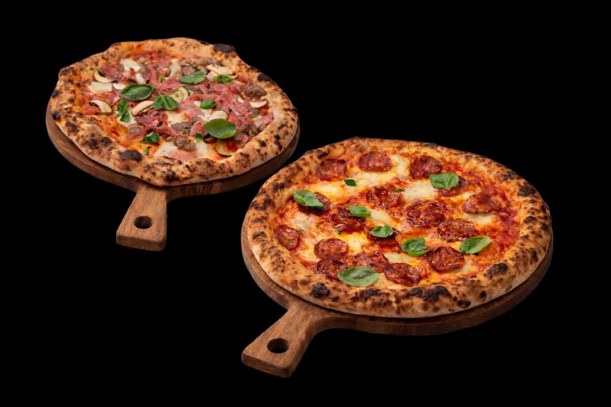 Pizzen auf Holzbrett